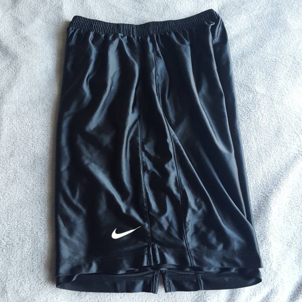 Men's (L) NIKE Solid black athletic shorts